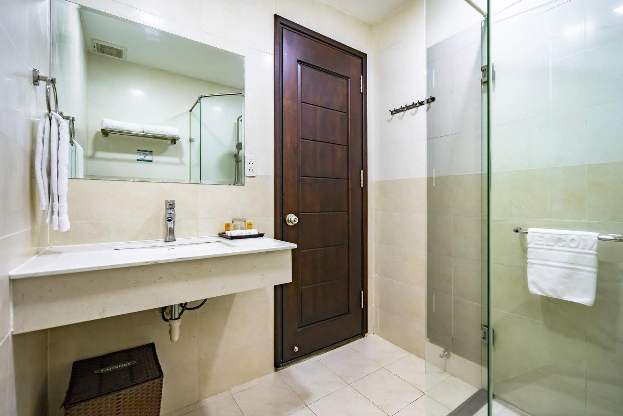 होटल Collection O Emerald Luxury - Near Secc Ho Chi Minh City