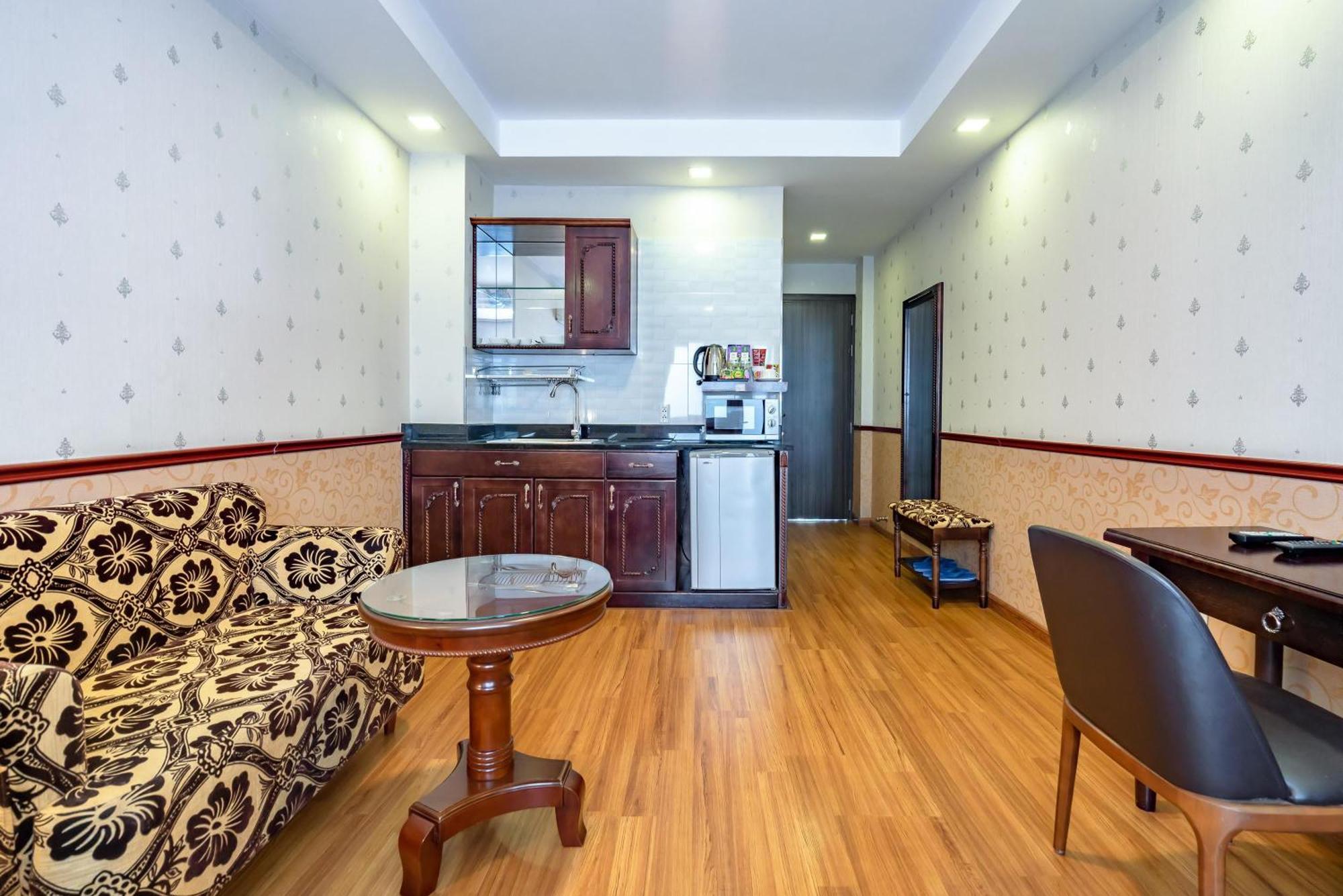होटल Collection O Emerald Luxury - Near Secc 3*