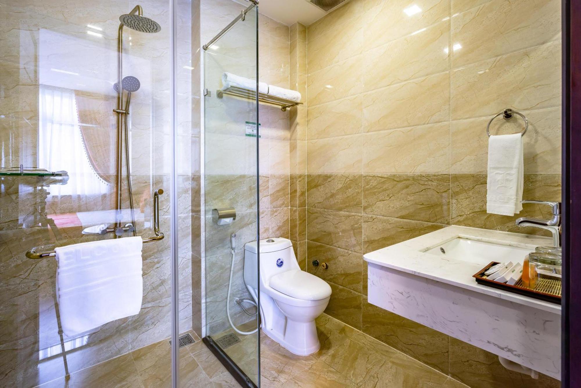 होटल Collection O Emerald Luxury - Near Secc 3*