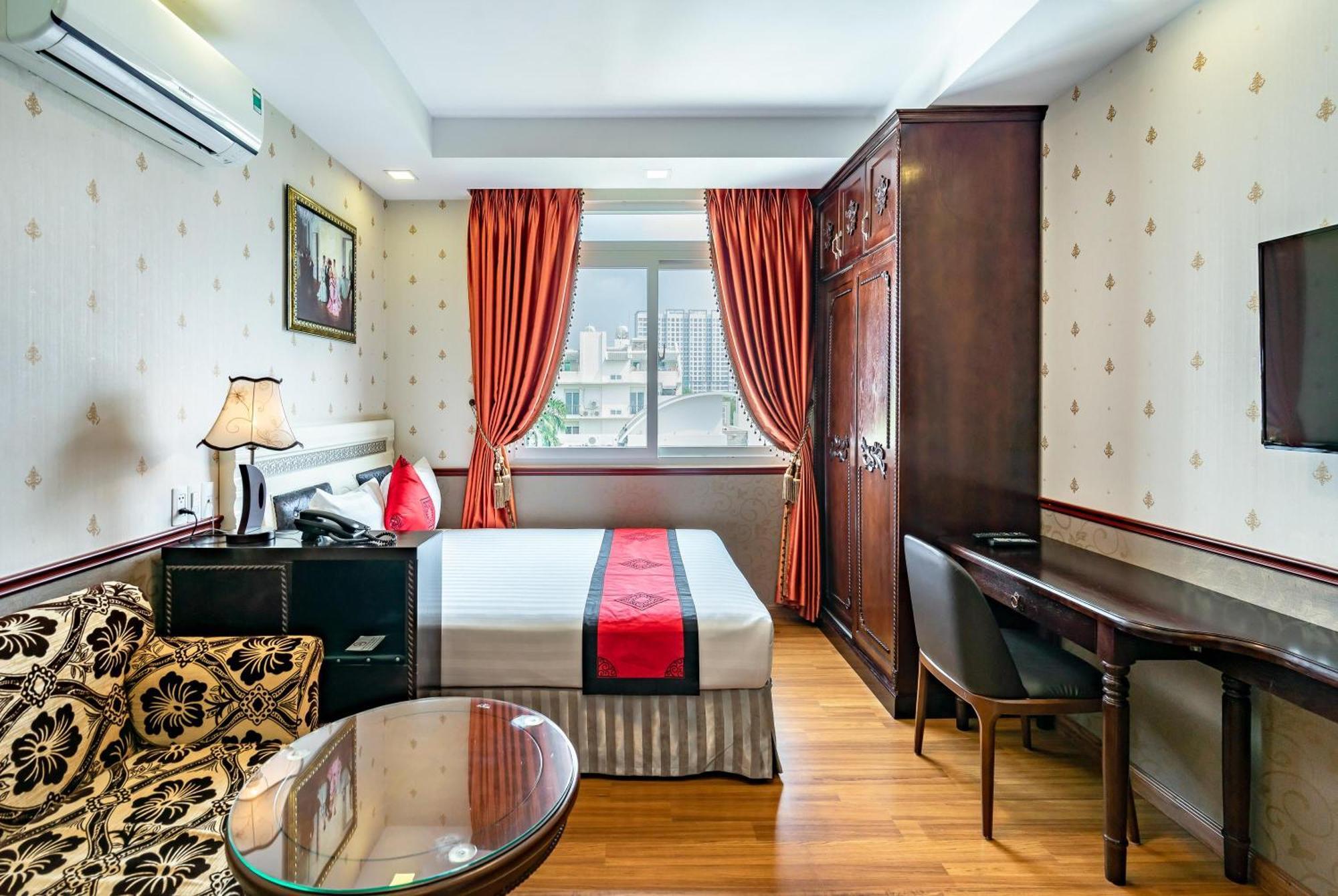 Collection O Emerald Luxury - Near Secc होटल