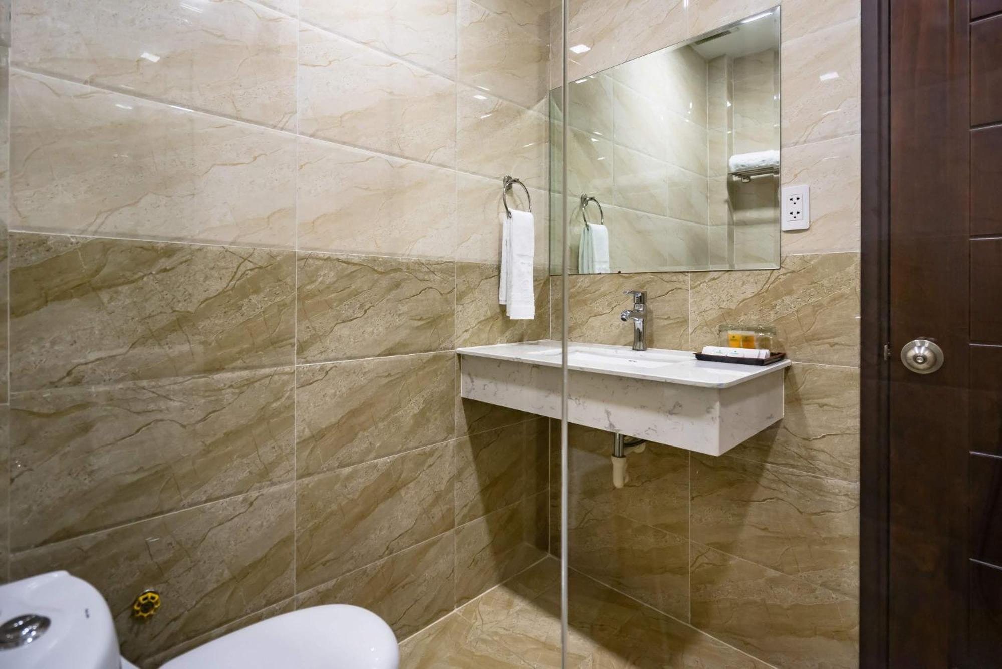 होटल Collection O Emerald Luxury - Near Secc 3*