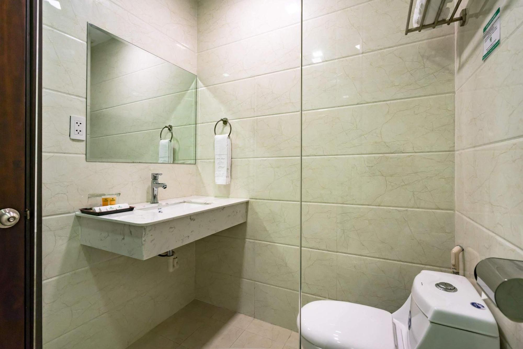 Collection O Emerald Luxury - Near Secc होटल